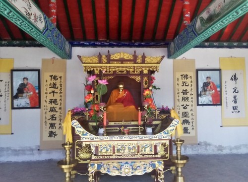 picturesofchina:A mummified monk, covered in gold, at Zhongling Temple in Wudalianchi, Heilongjiang