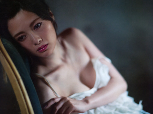 Mai Shiraishi 1st Photobook - Seijun na Otona (two-page spread)