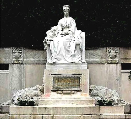 Statue de Elisabeth of Austria (”Sissi”) taillée dans le parc Volksgarten de Vienne (Autriche)