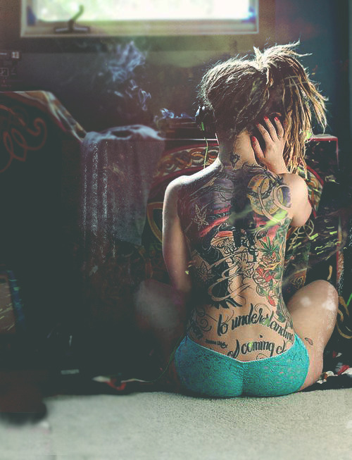 letsripthat:  sexy rasta babe