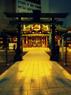 goodbye-badhello:  Urban Shrine by Takahiro