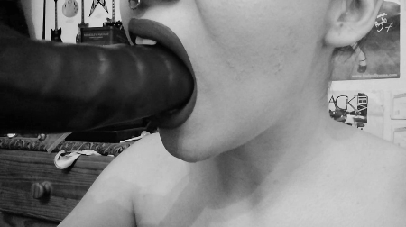 pullmyhair-makemescream:  Drooly fun with my newest purchase ^~^