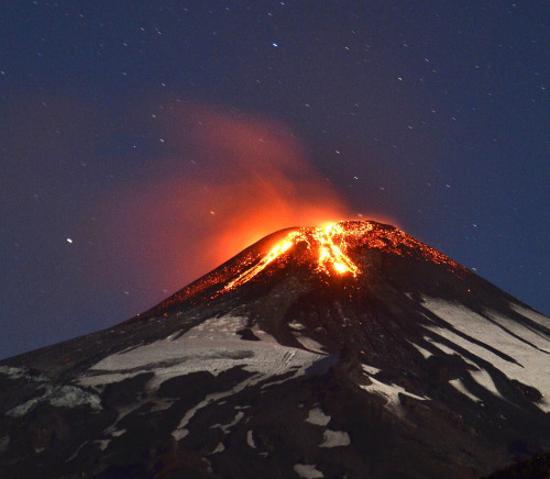 skunkbear:Images of the Villarrica volcano in southern Chile. It erupted early this morning.Credit: ARIEL MARINKOVIC/AFP/Getty Images