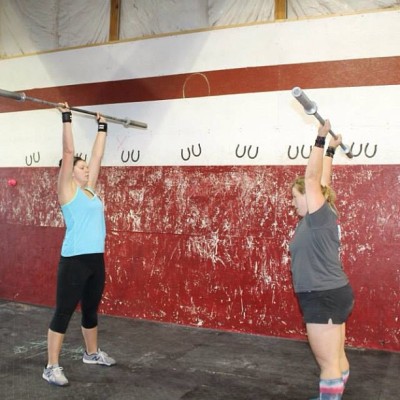 Thrusters yesterday with my boo @hannahjoyv 😁😘 #crossfit #crossfitgirls #thrusters #wod #sweat