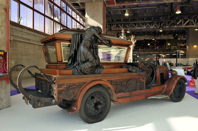 in-death-sacrifice:  kireikitsune:  10knotes:  Vintage and Antique Hearse Collection