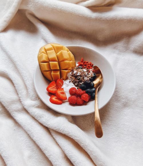 Break-fast ✨ Fruit (mango, raspberries, blueberries, strawberries)Coconut yogurt@lonijane superf