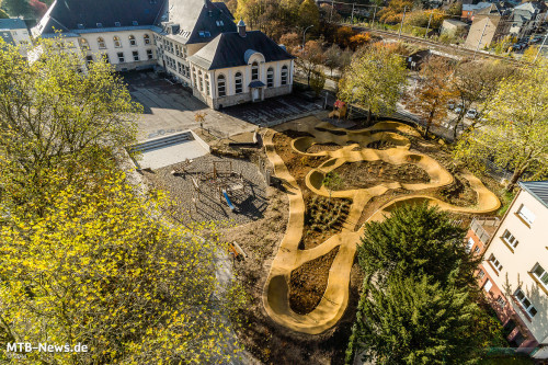 f9dtkfm:  (via Revolution aus der Schultüte: Der Pumptrack-Schulhof von Belval, Luxemburg - MTB-News