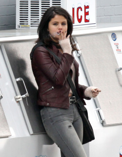smg-news:  January 27th: Selena on set of