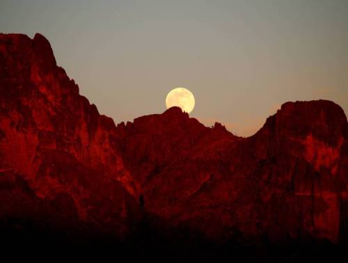 the-future-now:  Today’s “Strawberry Moon” is a once-in-a-lifetime event The sky Monday morning played host to an especially rare phenomenon. Named by the Algonquin tribes, the Strawberry Moon is a full moon that they believed coincides with the