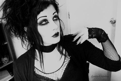 graveyard-whimsy:  gothic-universe:  (Unknown)   I know it’s been mentioned before but I feel the need to add that this is itsblackfriday as that comment seems to be missing