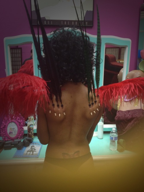 erotique-sighs:  Feather Fun at SanctuaryLAX over the weekend!!  Adorbs!