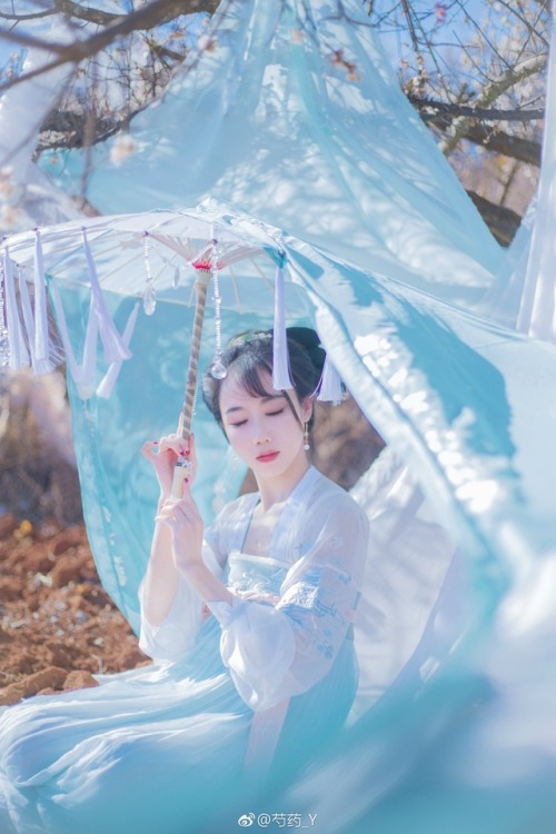 ice blue chinese hanfu by 芍药_Y