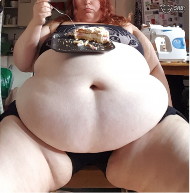 sammystuffedandsapphic:a-frank-admirer:This is not a new photo. But to me it embodies what I/we glorify: gluttony and the resulting beautification of a woman by hundreds of pounds of fat. That’s why, to me, it must be brought back into evidence. I live