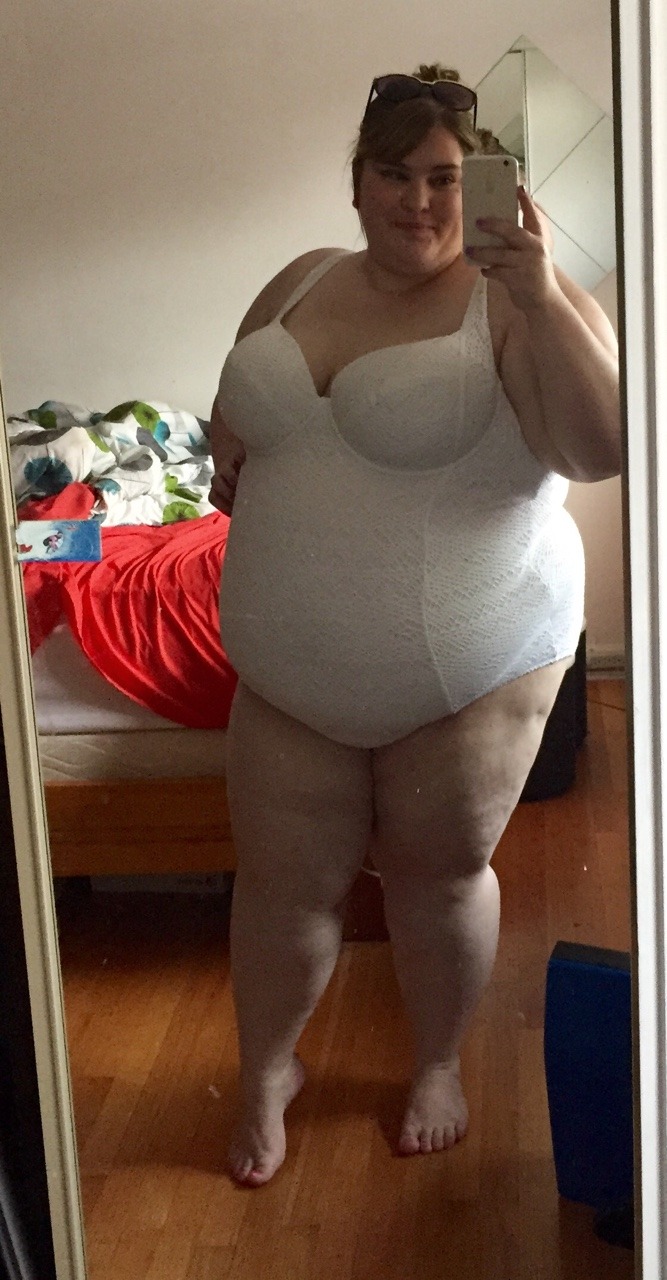 lovethembigandthick:  garyplv:  cakeassassin:  Bathing beauty! ☀️🌺  √  I
