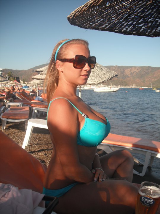 cleavagetweet:  Blonde bikini cleavage at the beach