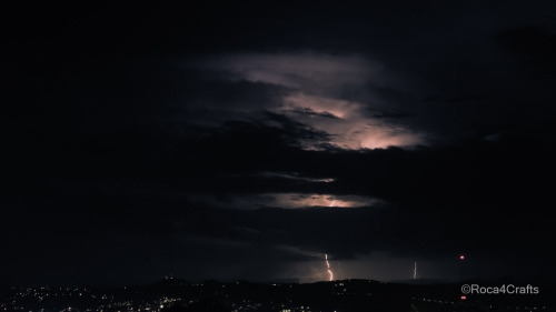 “Lighting the land

Machina:  
Opticae:17.0-50.0 mm f/2.8 
Arx:57 mm 
Velocitas: 4.0 sec
Foraminis: ƒ / 11
Ratio:  5568 x 3132
.
.
.
.
.
.
.
                    posted on Instagram - https://instagr.am/p/CSxg-TInh1F/ #NIKOND7500#Black#City#CityLights#Clouds#ElSalvador#Lightings#Night#Storms#Strike#photooftheday#lands