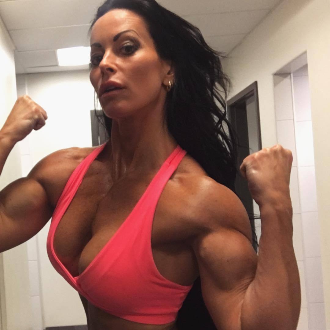 musculargoddesses:  Adriana Kuhl