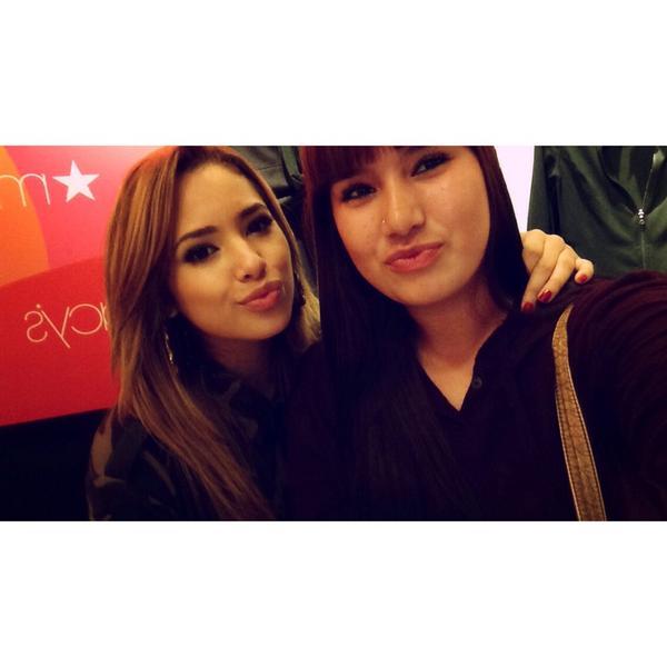 jasminev-news:  October 2nd: Jasmine with some fans at Macy’s in San Jose 