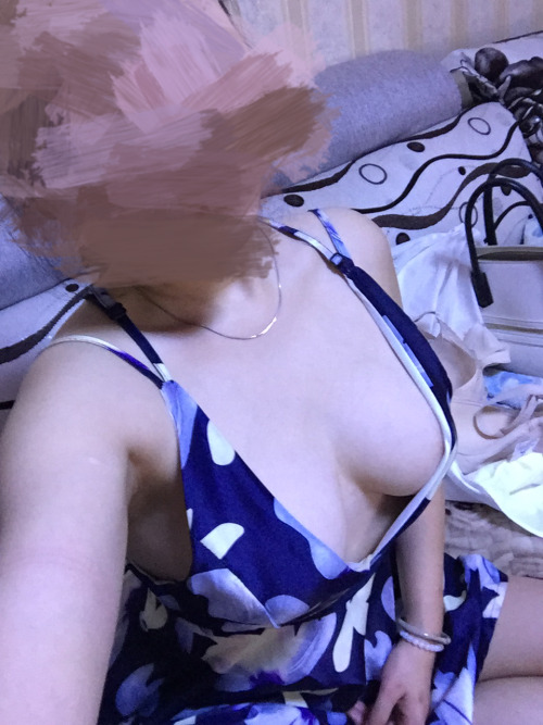 sexyyc: 老婆穿上新买的夜店装和闺蜜几个一起去慢摇吧嗨，就连几个闺蜜也忍不住上手摸几把老婆的奶，稍微一动身子几乎都要跑出来，隔壁卡座的男的也是目不转睛的盯着看。中途上去跳舞，那是一个波涛汹涌，闺