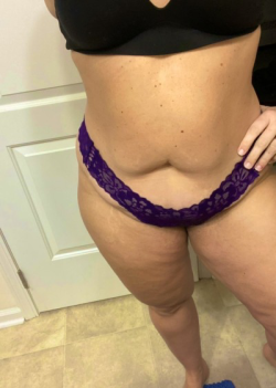 curvyisbetter:singleasapringle28:She’s so fuckin thick and ready for some dick