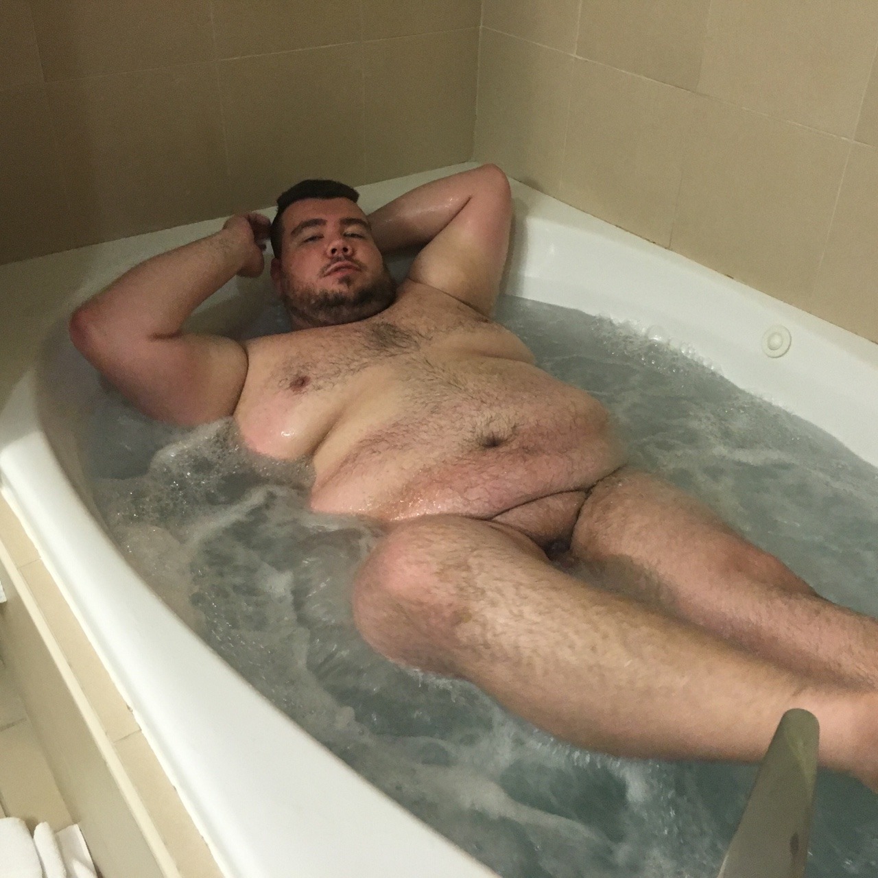 stonecub:  Hotel with a whirlpool tub! 