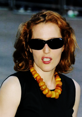 qilliananderson:Gillian Anderson arrives at the U.K. premiere of ’Tomb Raider’ July 3, 2001 in Londo