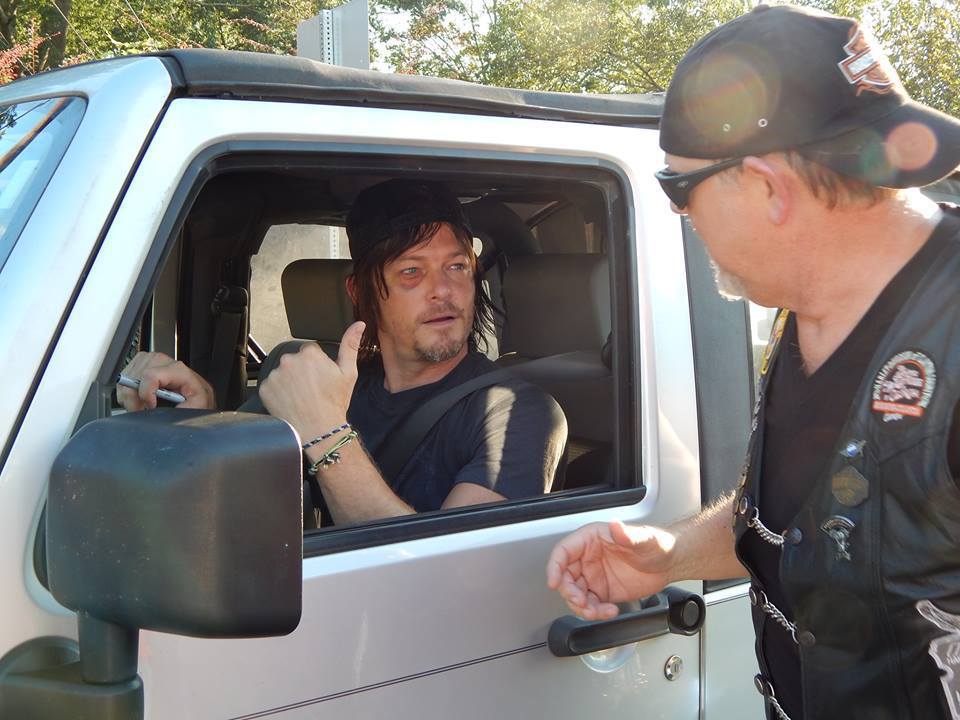 normanreedusitalia:  Norman in GA with fans :) credit: Walking Dead Fans/stalkers’
