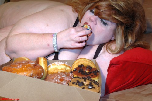 brendakthedonutgirl: a-frank-admirer: Sammee Matthews goes voracious on donuts. Just like a good bi