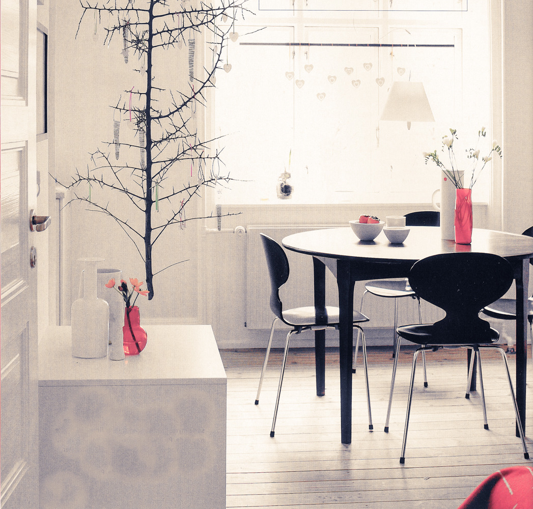 A simple Scandinavian Christmas, image by Bolig, with little splashes of red and a wonderful little tree.