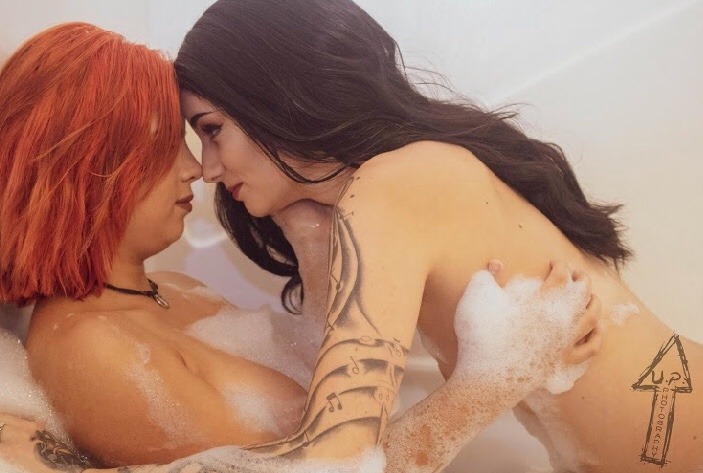 jinxthecrazyy:  Interested in some girl on girl action? Message me 😏 