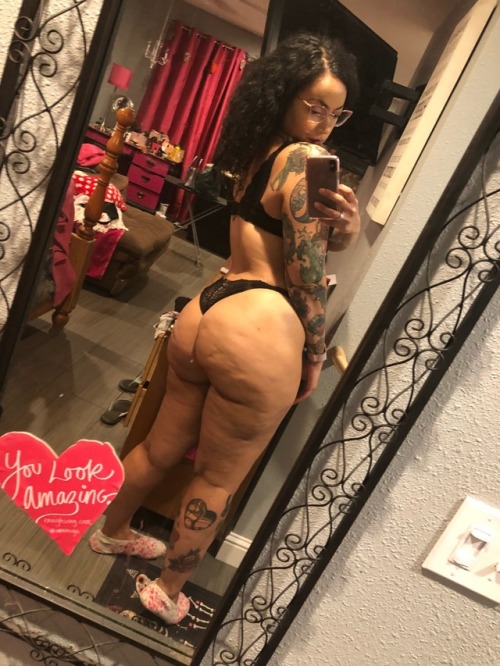 above-avg-heaux:  Comfy heaux.   Onlyfans.com/badkittyyycams adult photos