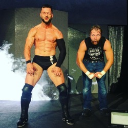 lasskickingwithstyle:wwe: Interesting alliances were formed in front of #WWERoanoke.  @finnbalor #DeanAmbrose #BalorClub #LunaticFringe