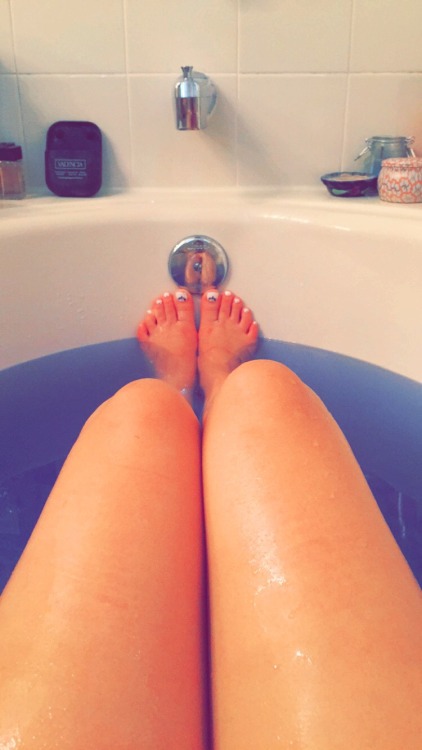 tiny-twinkle-toes:  I’m obsessed with taking pictures of my feet in the bath, idk why lol 💙👣