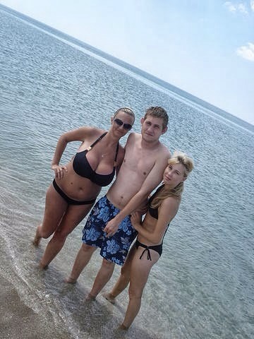 sizedisparity:  If I was a chick with big tits, I’d do the exact same thing. Low