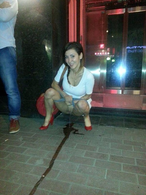 Females pissing and beautiful girls peeing