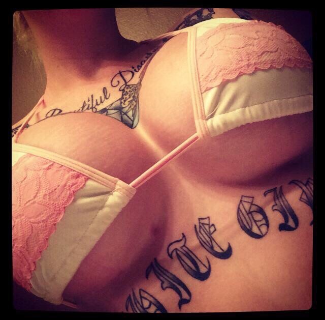 just-sexy-chicks:  Julia Nicole Newby 
