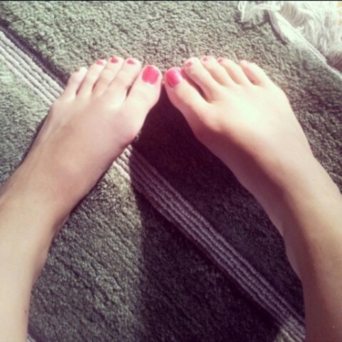 ifeetfetish:  Les jolis ptits pieds de @aluciner  Merci à toi! ;) (38 / 39) by lovesmellfeet http://ift.tt/U6ne95 