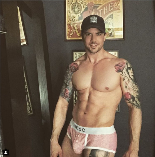 bulge-xlbigdick:  maxiremix:  Joe Putignano   hOt