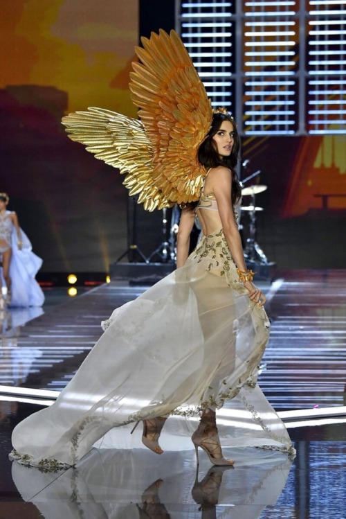 miss-mandy-m:Blanca Padilla for the “Goddess” segment of the 2017 Victoria’s Secret Fashion Show in 