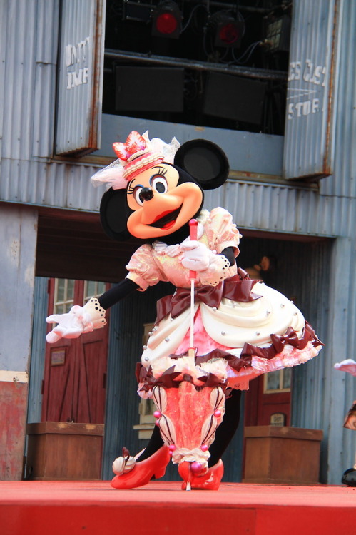 Minnie Mouse on A Table is Waiting