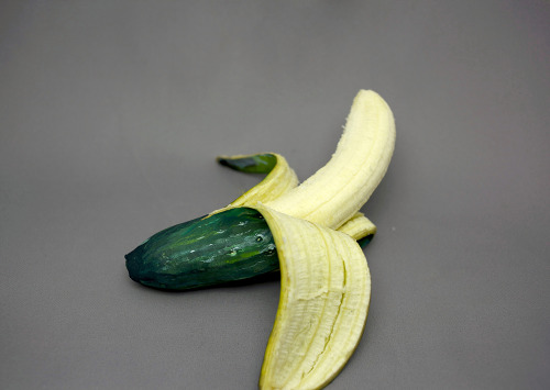 it-doesnt-mean-i-wasnt-brave:  twerktastic:  itscolossal:  Artist Paints Common Foods to Disguise them as Other Foods  this makes me so uncomfortable  omg i hate this 