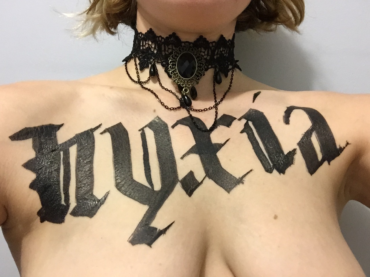 peepshow-whore-nyxia: Cum pee entertained by Nyxia, the Peepshow Whore! Nyxia loves