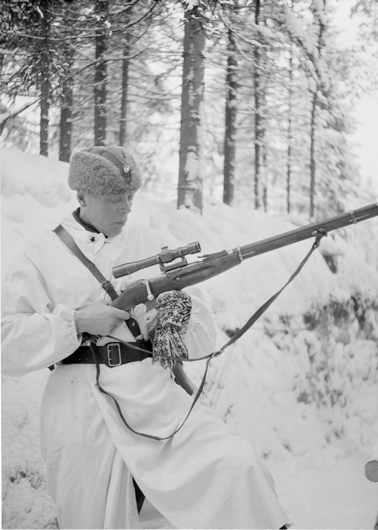 dirty-gunz:  ppsh-41:  Finnish soldier holding a Soviet sniper’s rifle on 13 February,
