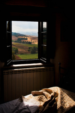 bluepueblo:  Bedroom View, Pienza, Italy photo via lustfor 