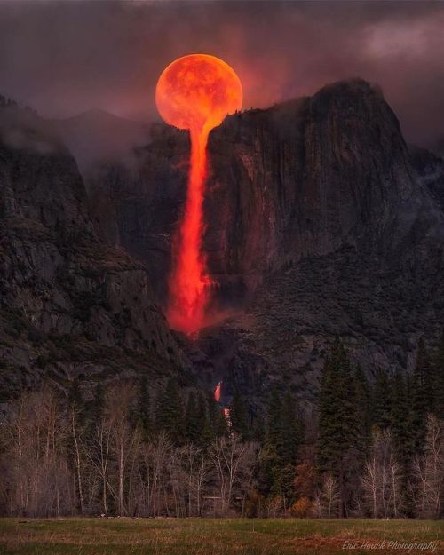 this-and-that-plus-kink:thoughts-and-funnies: jaubaius: The moon blending into Yosemite falls,Califo