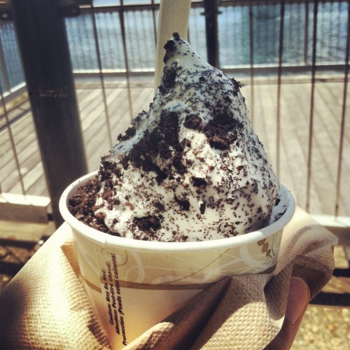 sweet-transvestite:  fuckyeahveganicecream:  reblogged from liseyscurls:  FOUND: The First Vegan Soft-Serve Ice Cream Truck - Like No Udder Yesterday, after several afternoons of GPS and Twitter stalking I finally found the vegan soft-serve ice cream