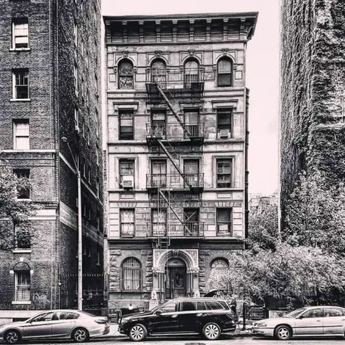 An apartment house on the #Upper_West_Side, #Manhattan. https://www.instagram.com/p/CeFB4zGuSPb/?igs