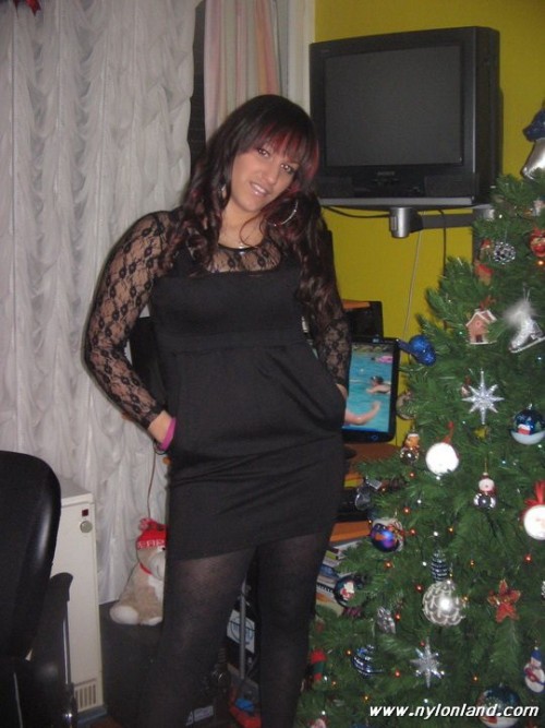 So many sexy ladies in nylons you will blow a load to knock over an NFL PYLON!!www.pantyhose.nylonla
