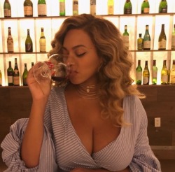 akuicnhialic: this picture of beyonce is so powerful to me like thank you for inventing titties