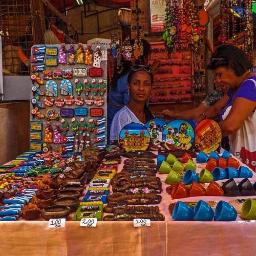 Sonrisa de Monalisa La Habana, Cuba #cuba #La Habana #havana #vendedora #souvenirs #colores #colours